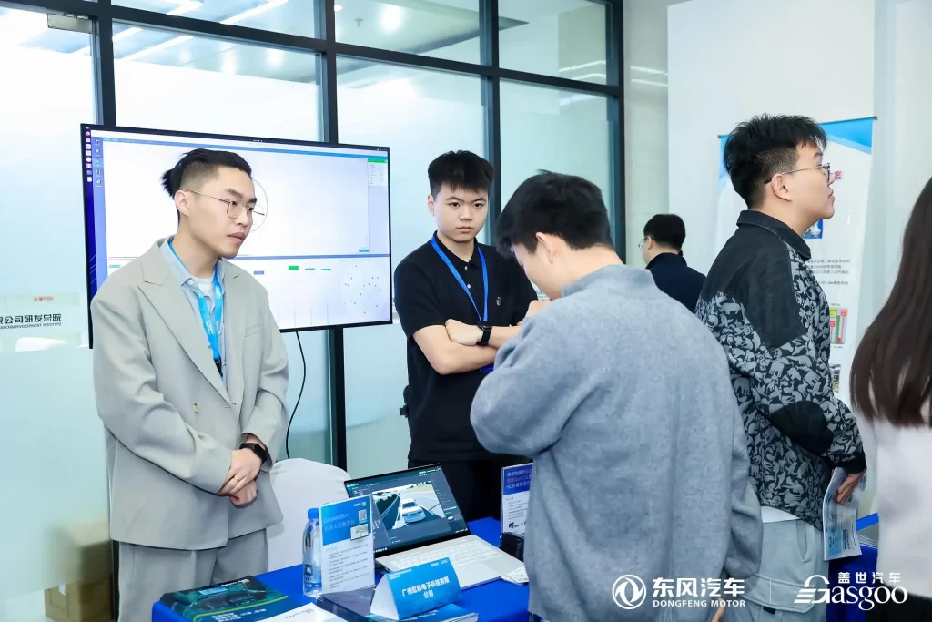 走进东风现场交流图